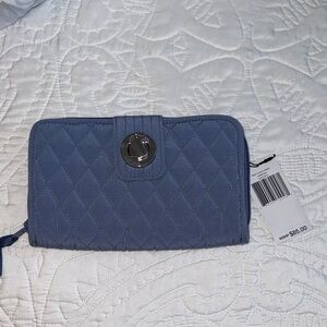 Vera Bradley RFID Turnlock Wallet
Color Carbon Gray
Brand new with tag attached